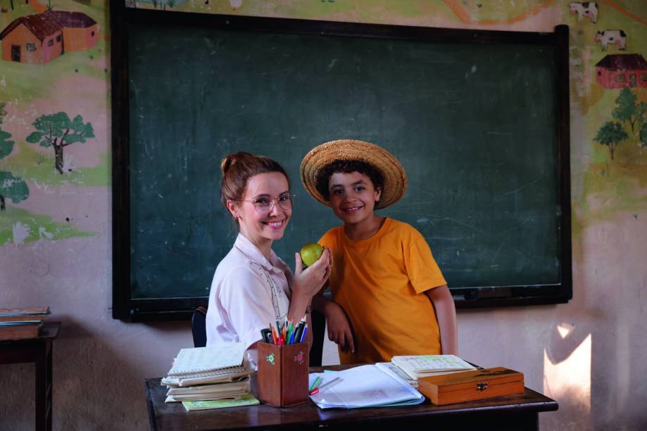 O elenco de 'Chico Bento e a Goiabeira Maraviosa': a professora Dona Marocas (Débora Falabella) e Chico Bento (Isaac Amendoim)
